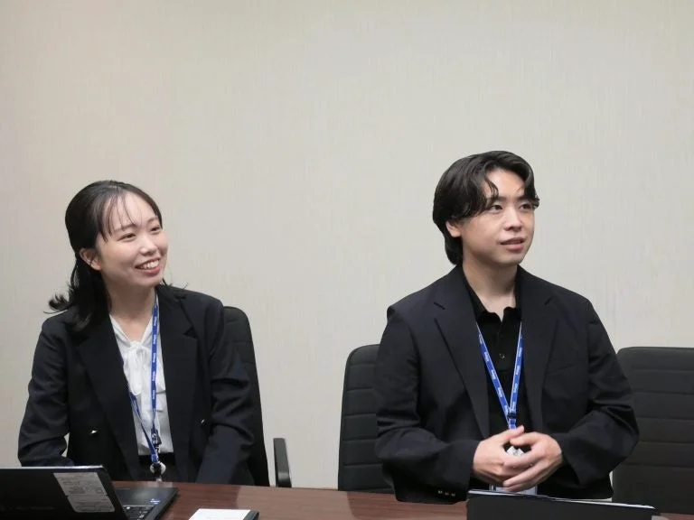 会議室で話すビジネスパーソン
