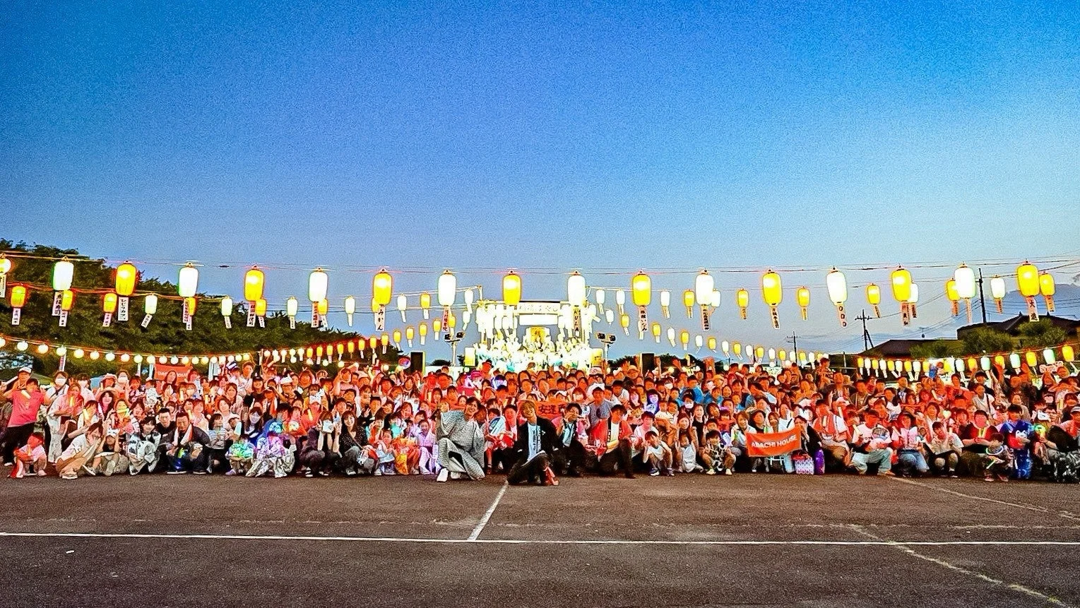 祭りでの集合写真と提灯