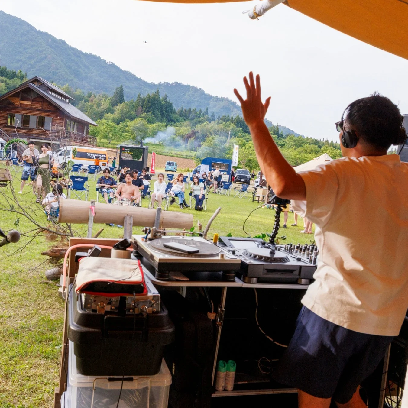 DJが音楽をかける野外イベントの様子