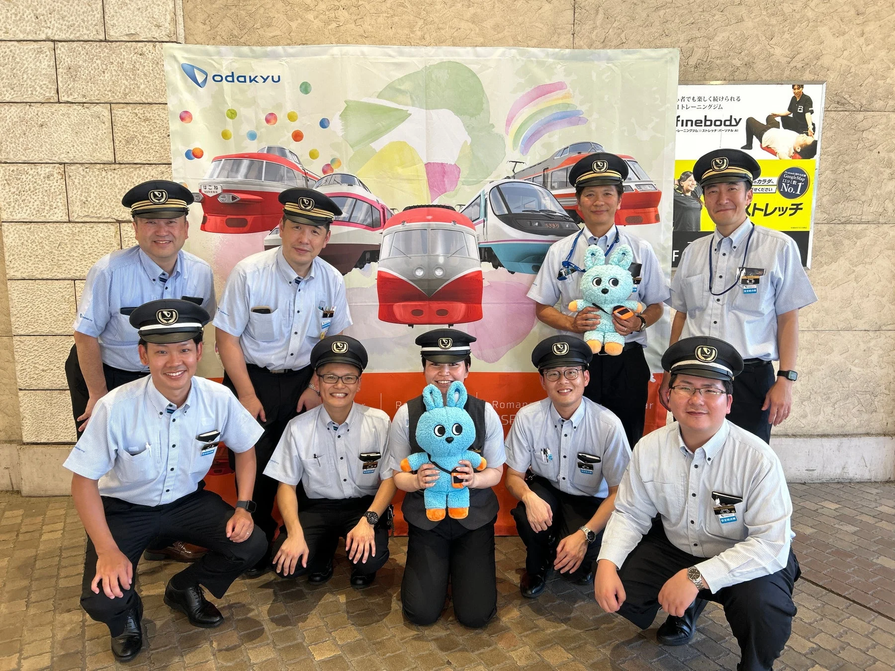 小田急電鉄の制服を着たスタッフ