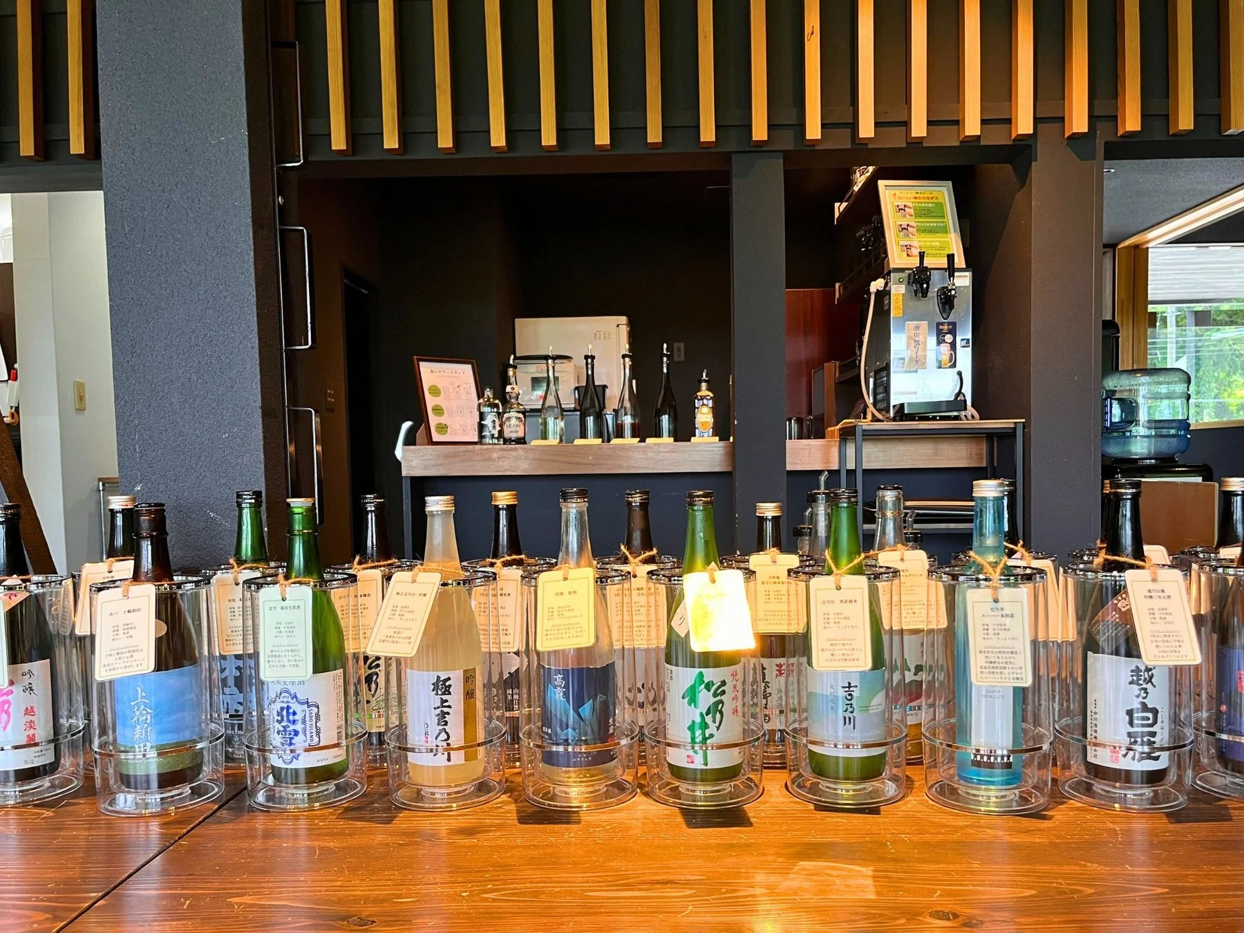 日本酒のボトルが並ぶ様子
