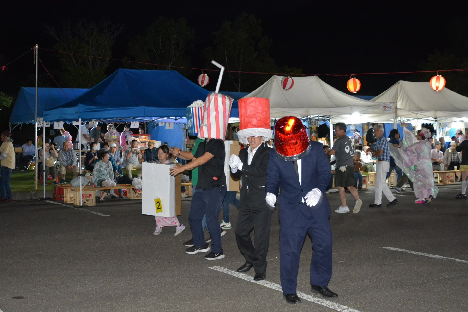 大人仮装盆踊りの様子