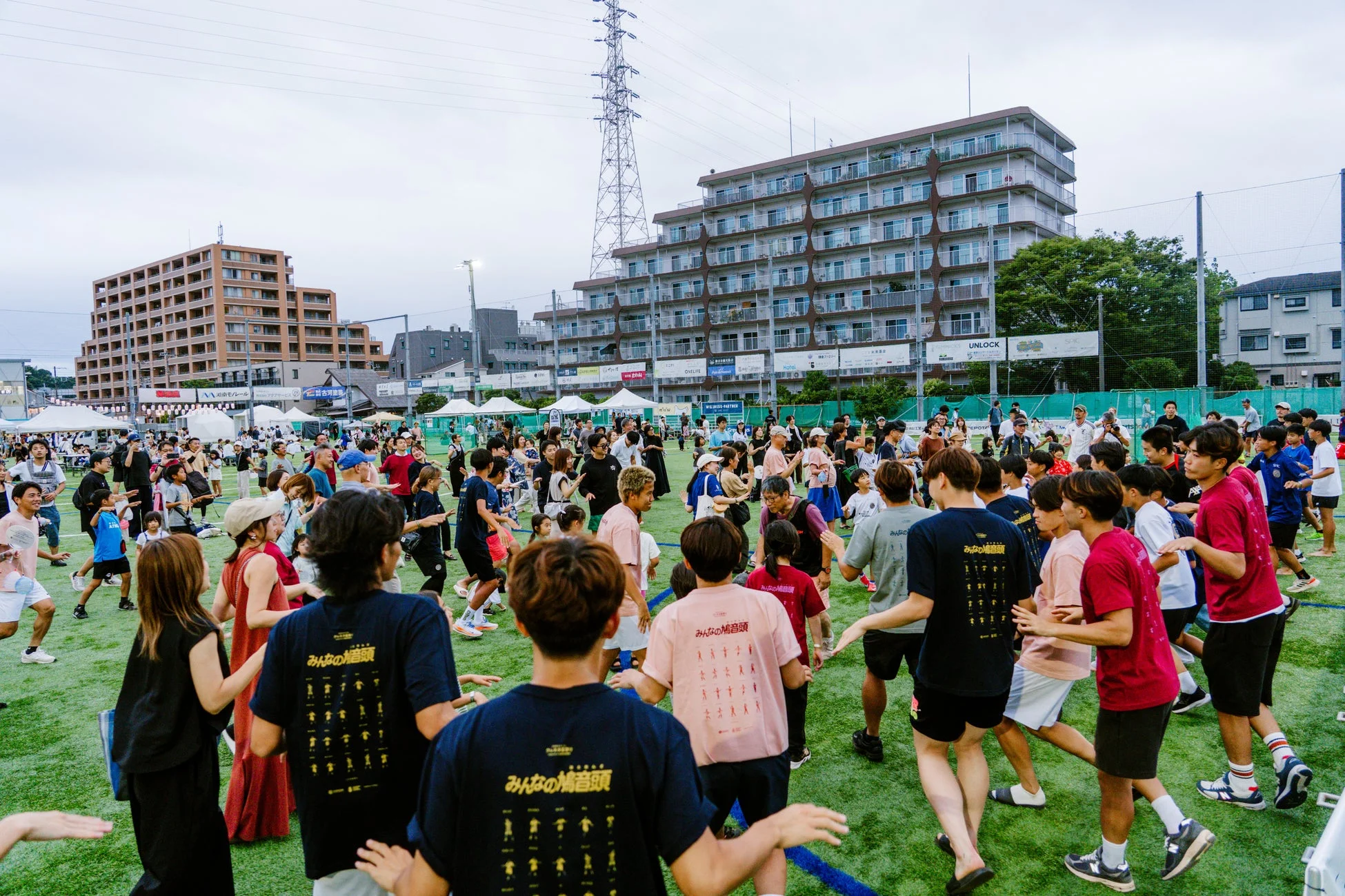イベントで踊りを楽しむ人々