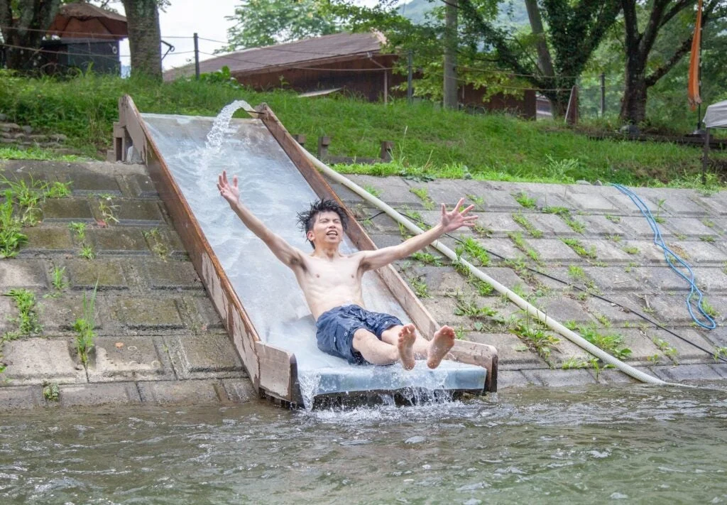 川床スライダーを楽しむ男性