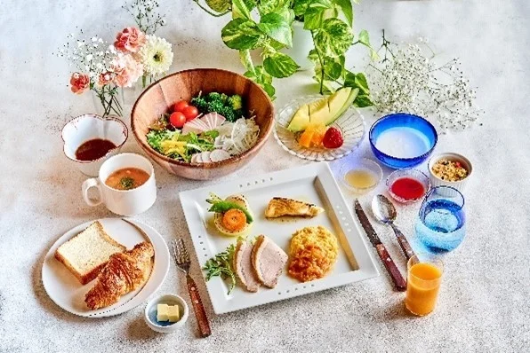 彩り豊かで豪華な洋食の朝食セット