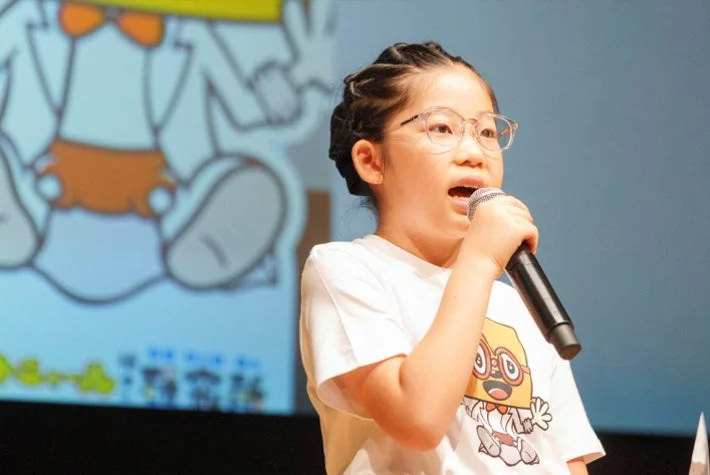 研究発表を行う少女