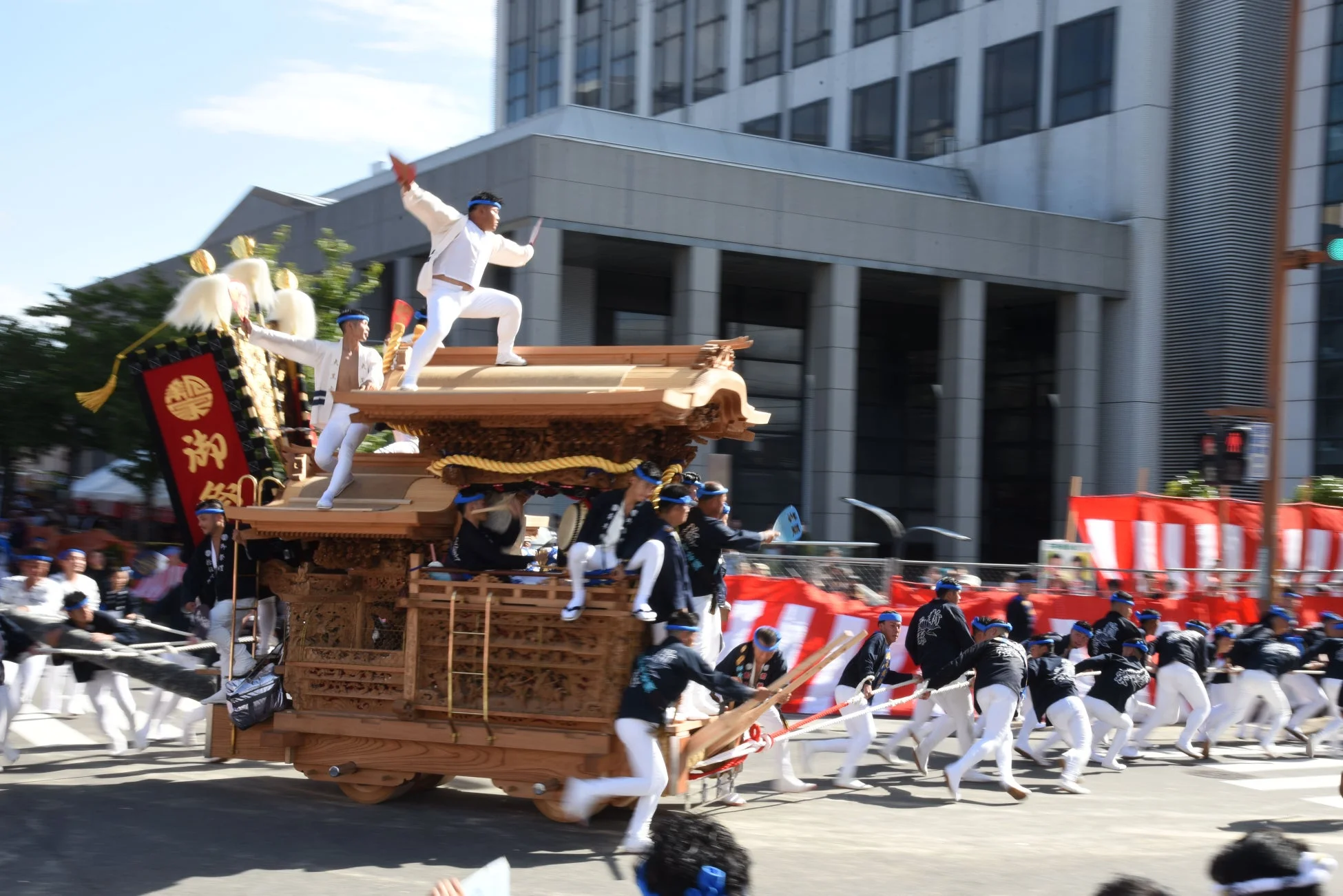 日本の伝統的な祭りで山車を引く人々