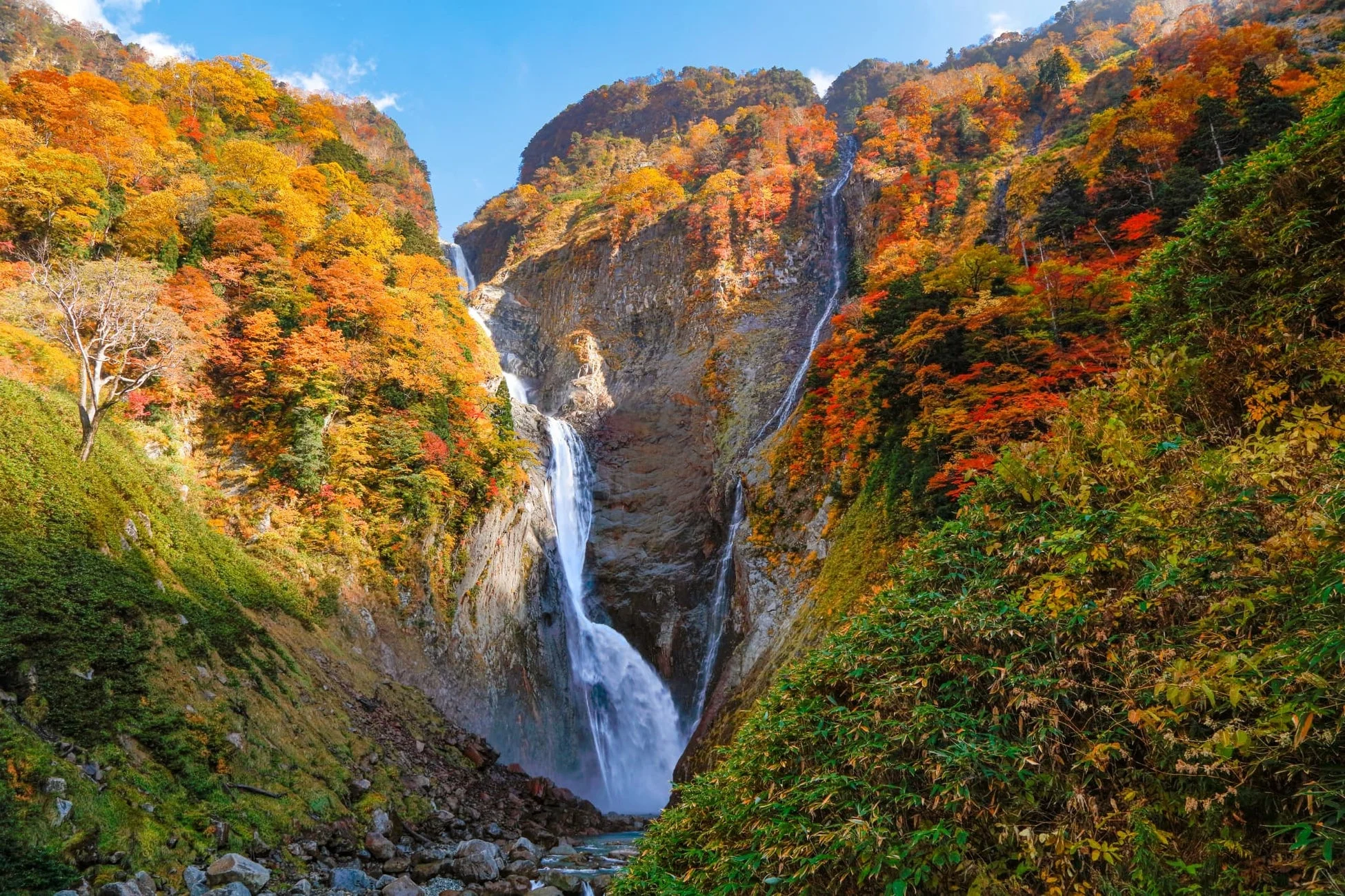 富山県立山町の紅葉と滝