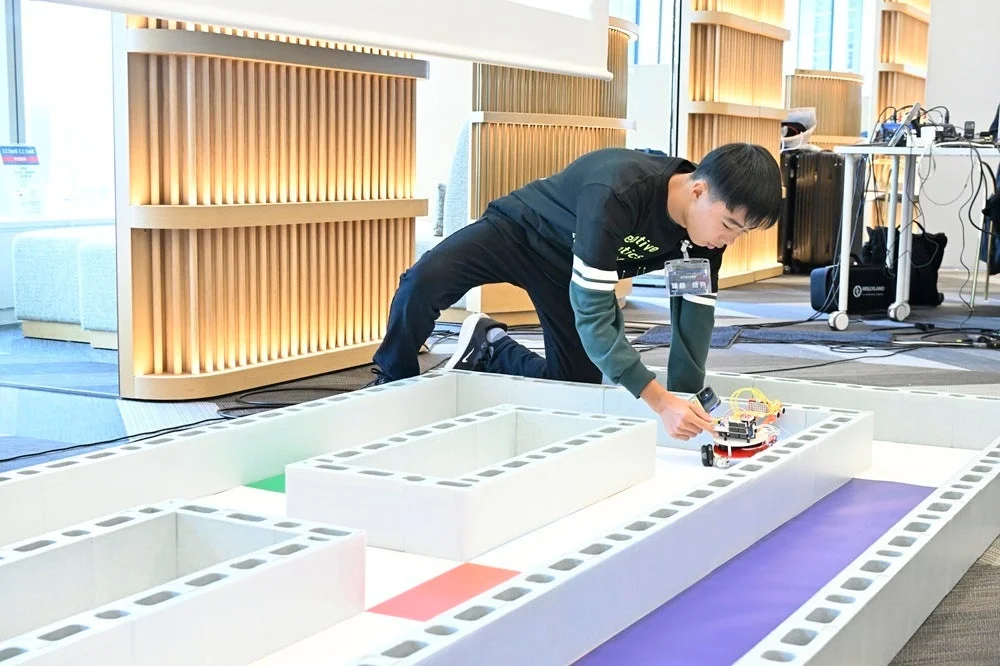 ロボットを調整する様子