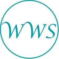 白地にティール色の円形フレームがあり、その中に同じティール色の筆記体で「WWS」と書かれたシンプルなロゴマークです。