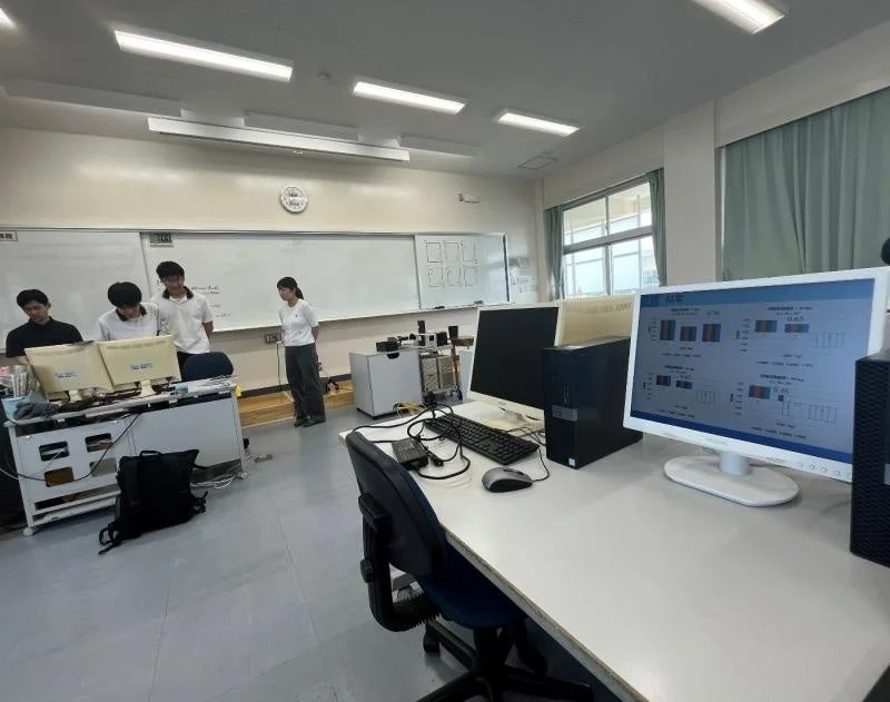 ホワイトボードとモニターを使って学習する生徒たち