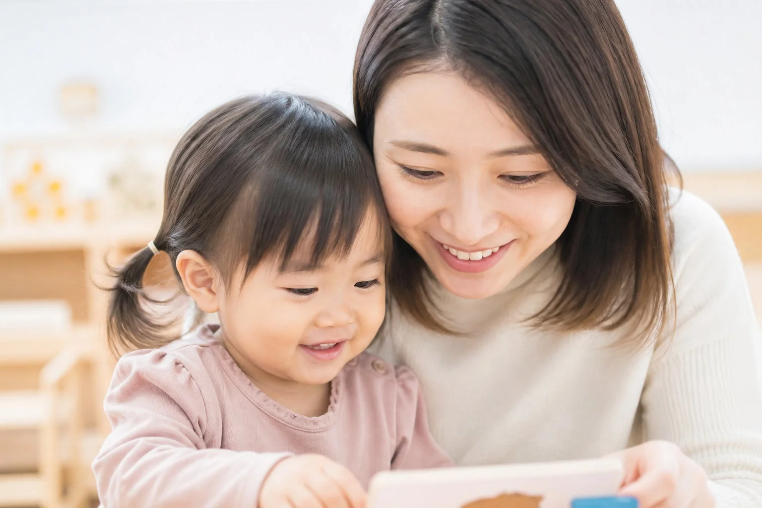親子が本を読んでいる