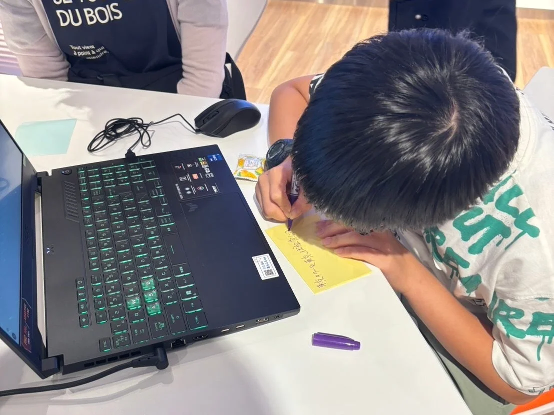子どもがノートに書き込み