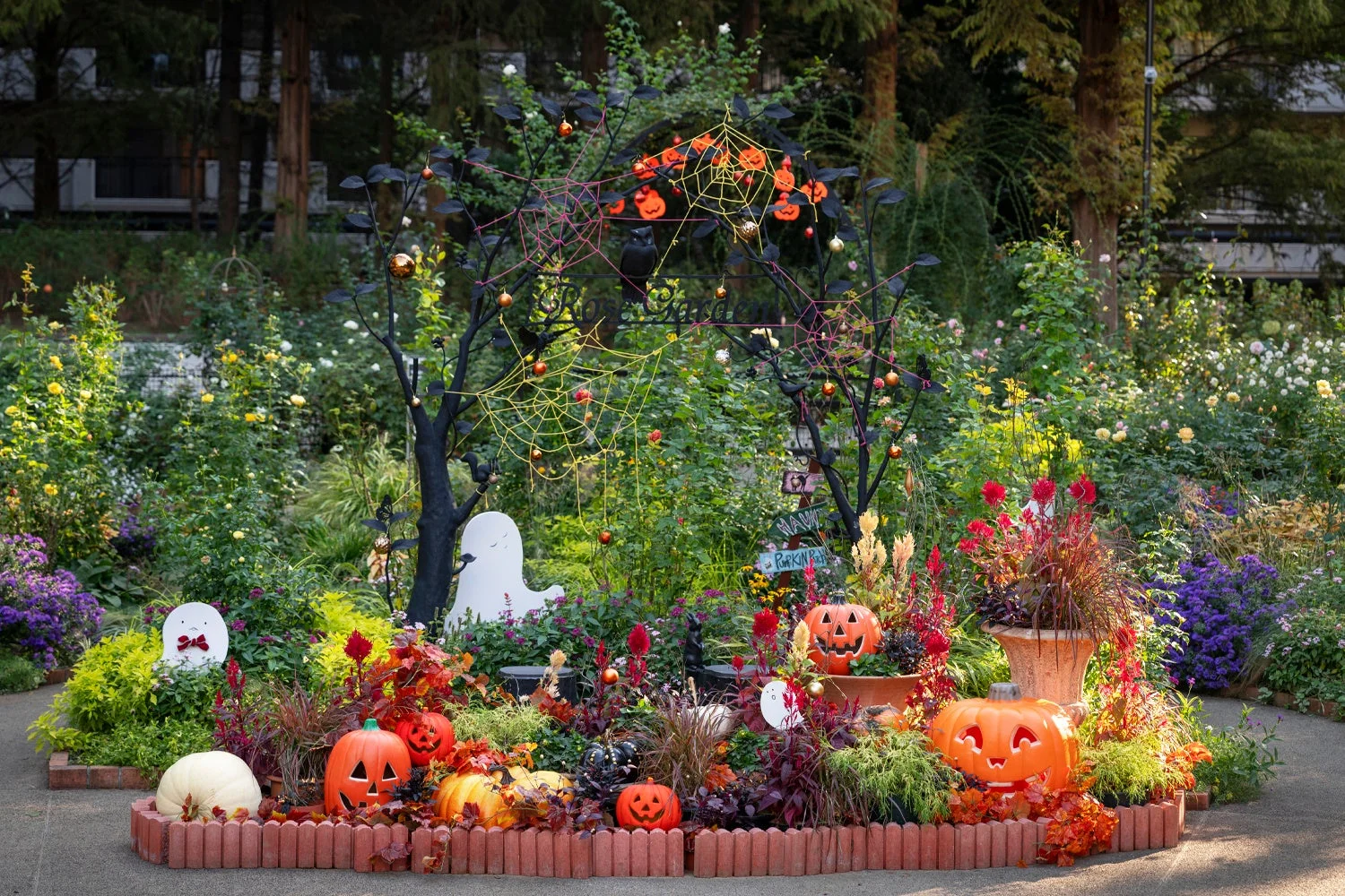 ハロウィン装飾が施されたローズガーデン