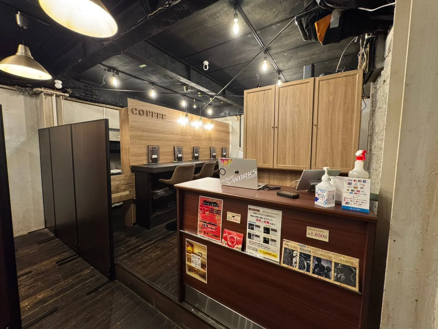 探偵キャンプ神戸三宮店のカウンター