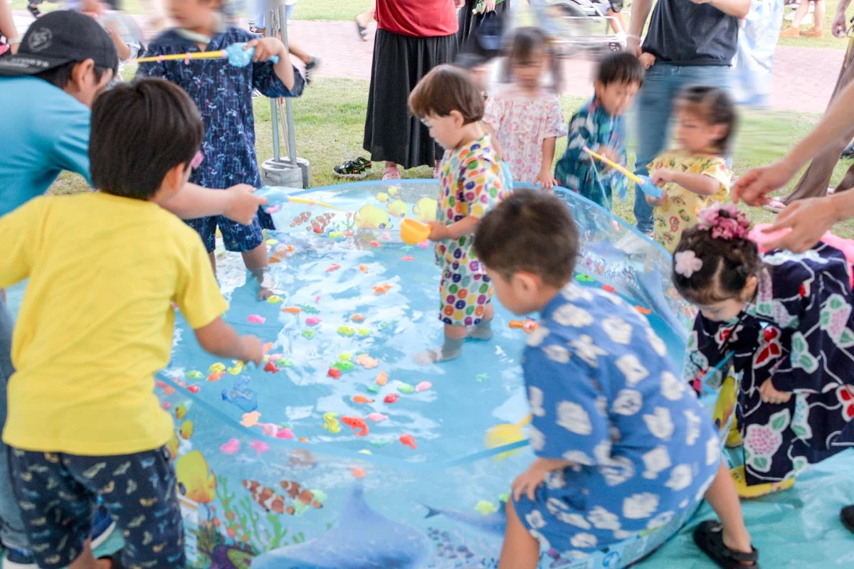 子どもたちが魚釣りゲームを楽しむ様子