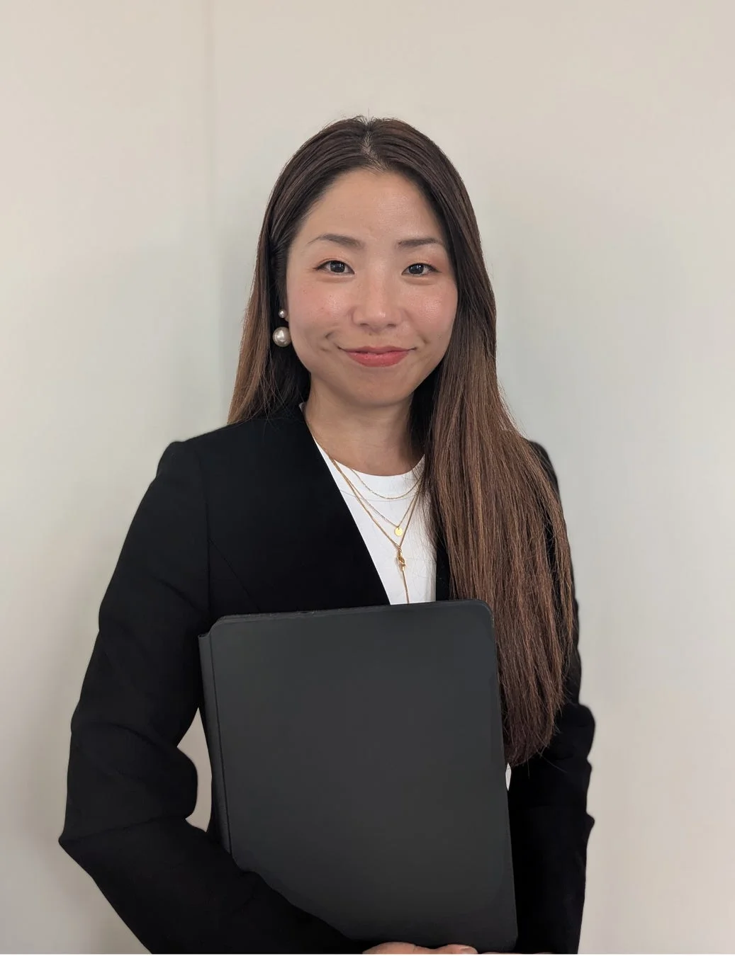 女性、アジア人、ビジネス、スーツ、ジャケット、笑顔、長髪、書類、フォルダー、プロフェッショナル、オフィス、ポートレート