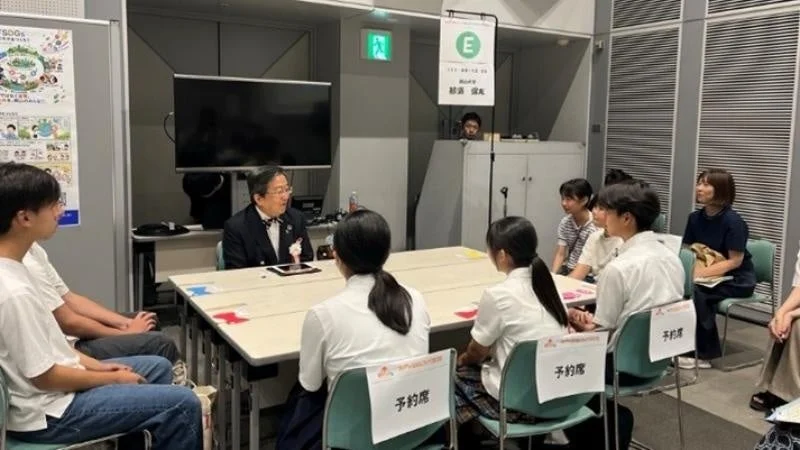 学長と学生たちがSDGsについて対話する様子