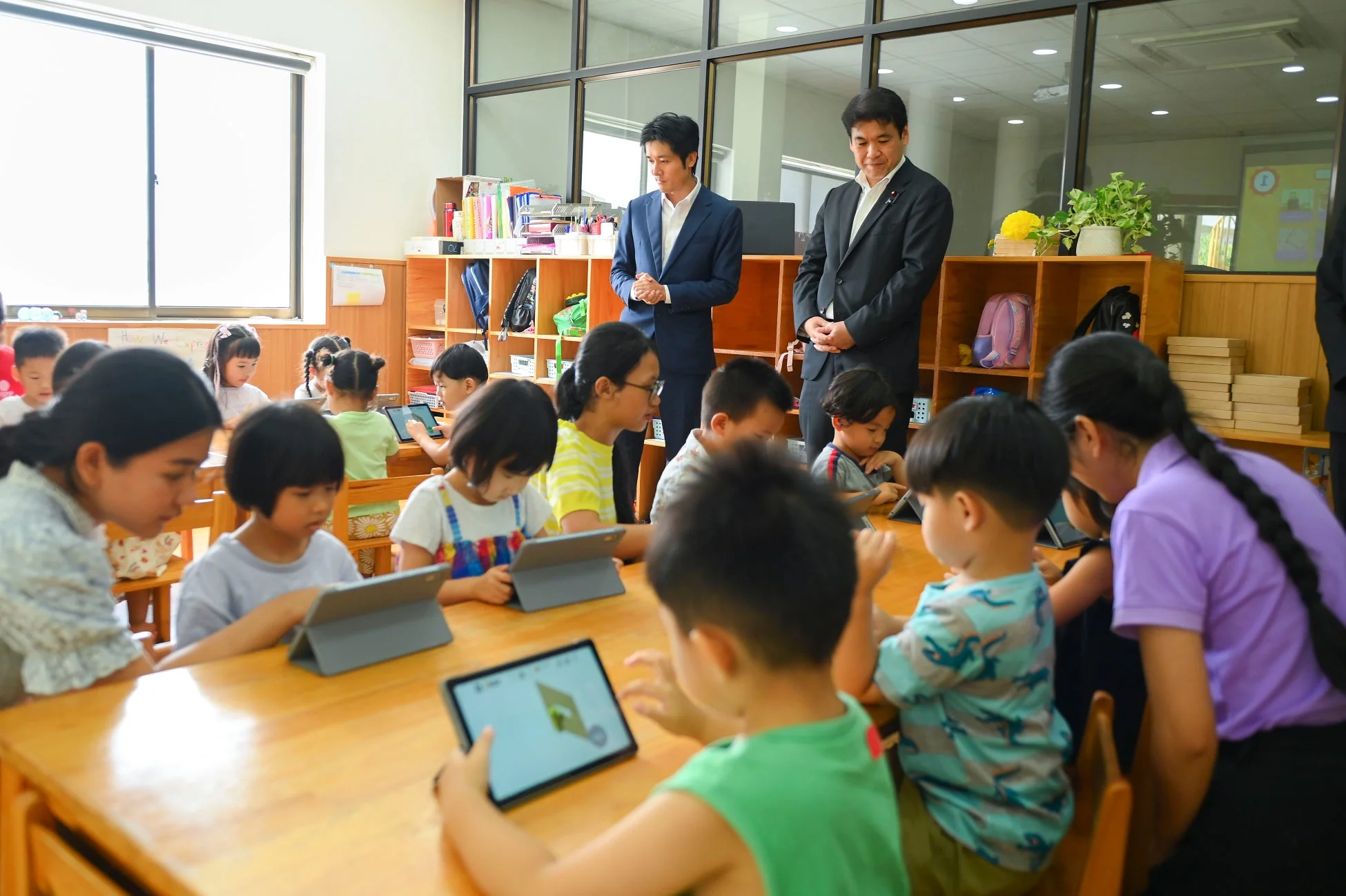 タブレットで学習する子どもたち