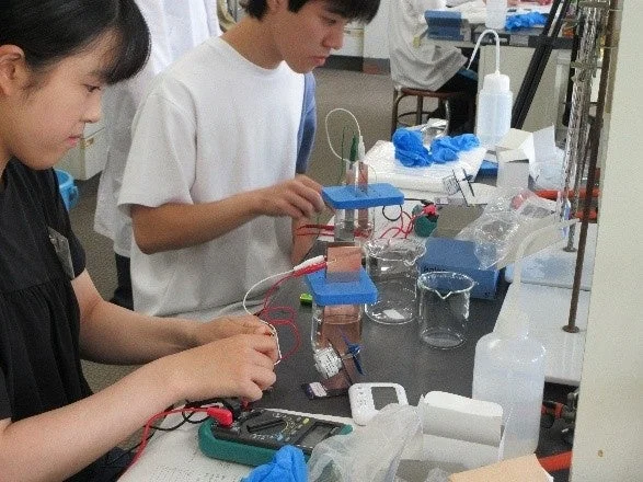 学生が電気化学の実験に取り組む様子