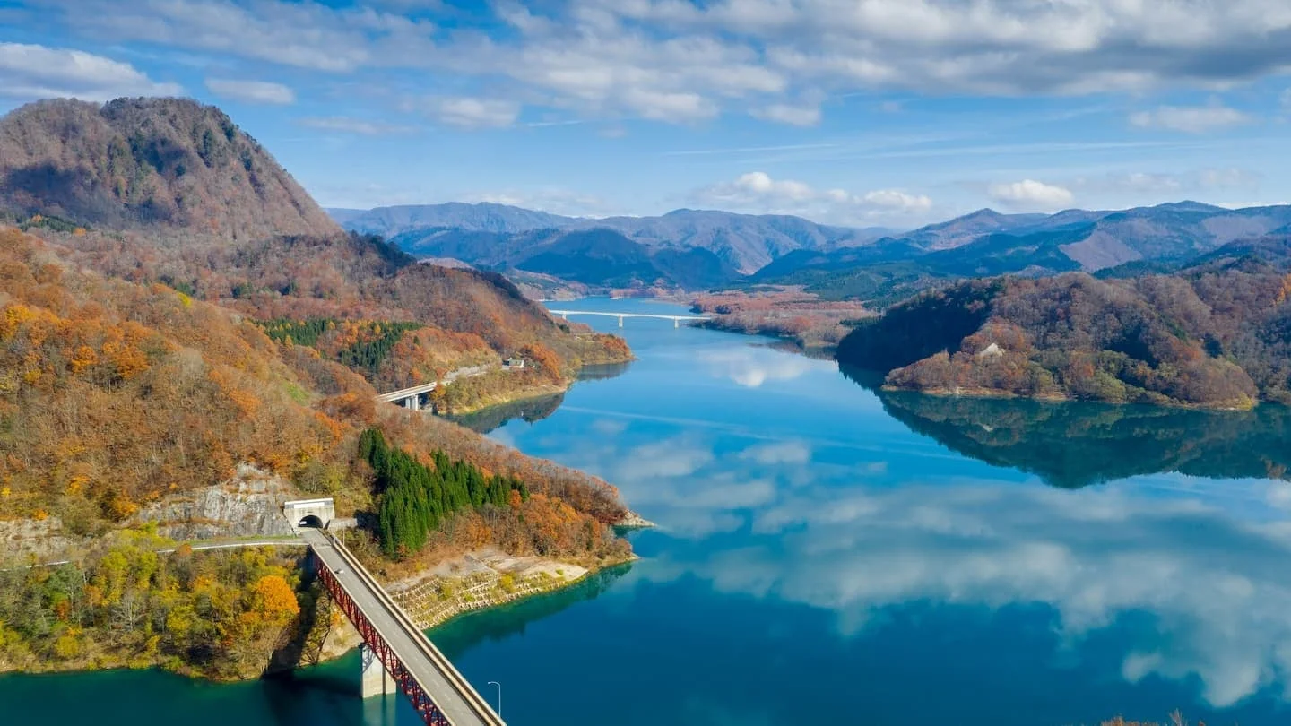 秋田県鹿角市の紅葉と湖にかかる橋