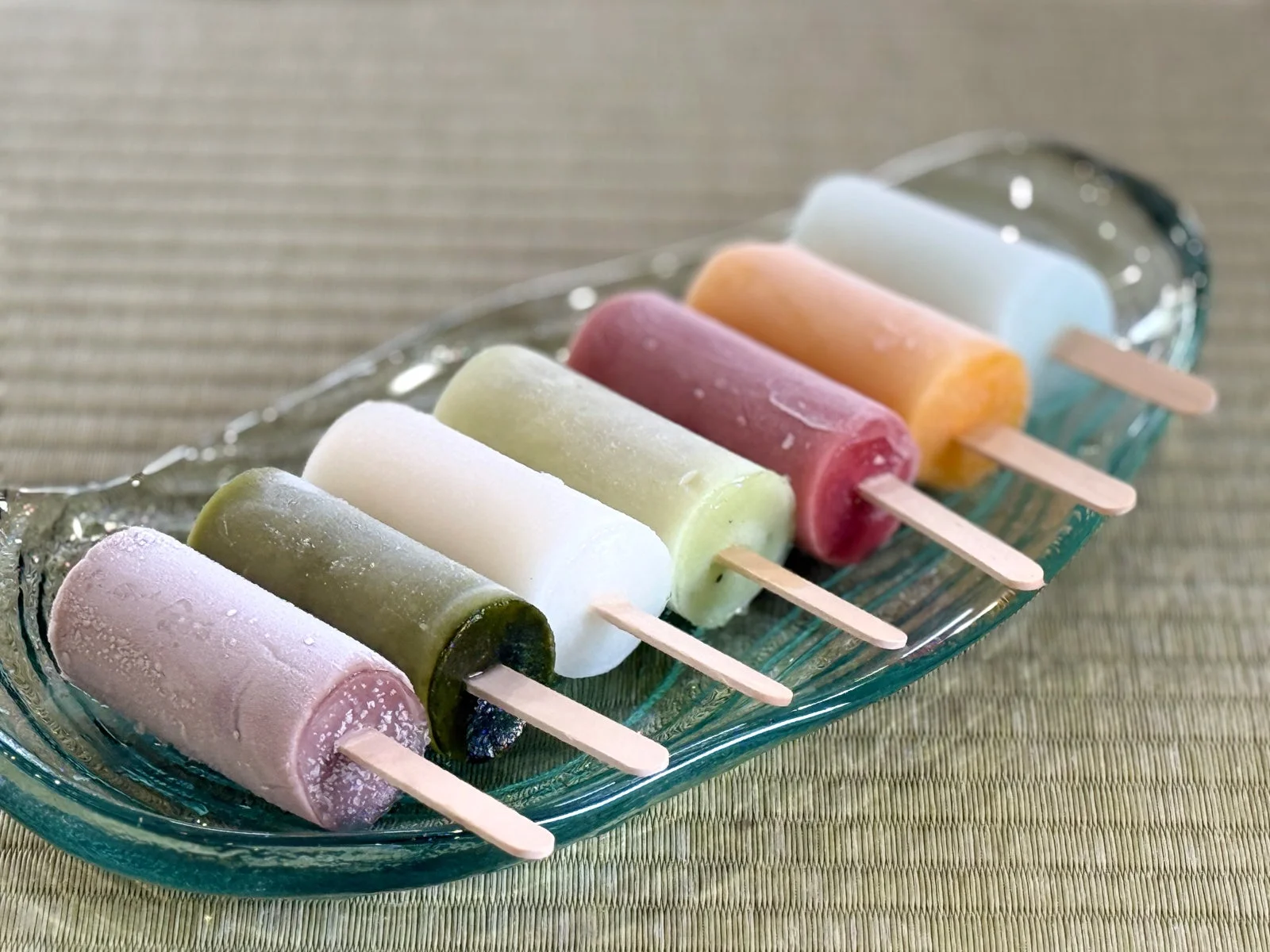 アイスキャンディー,ポプシクル,カラフル,デザート,夏,冷菓,抹茶,いちご,オレンジ,ミルク,和風,ガラス皿,スイーツ