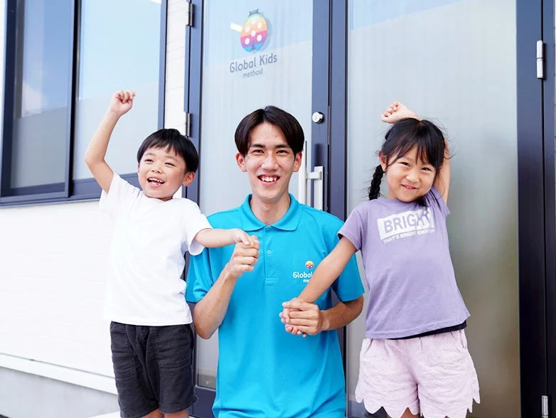 グローバルキッズメソッドの先生と子供たち