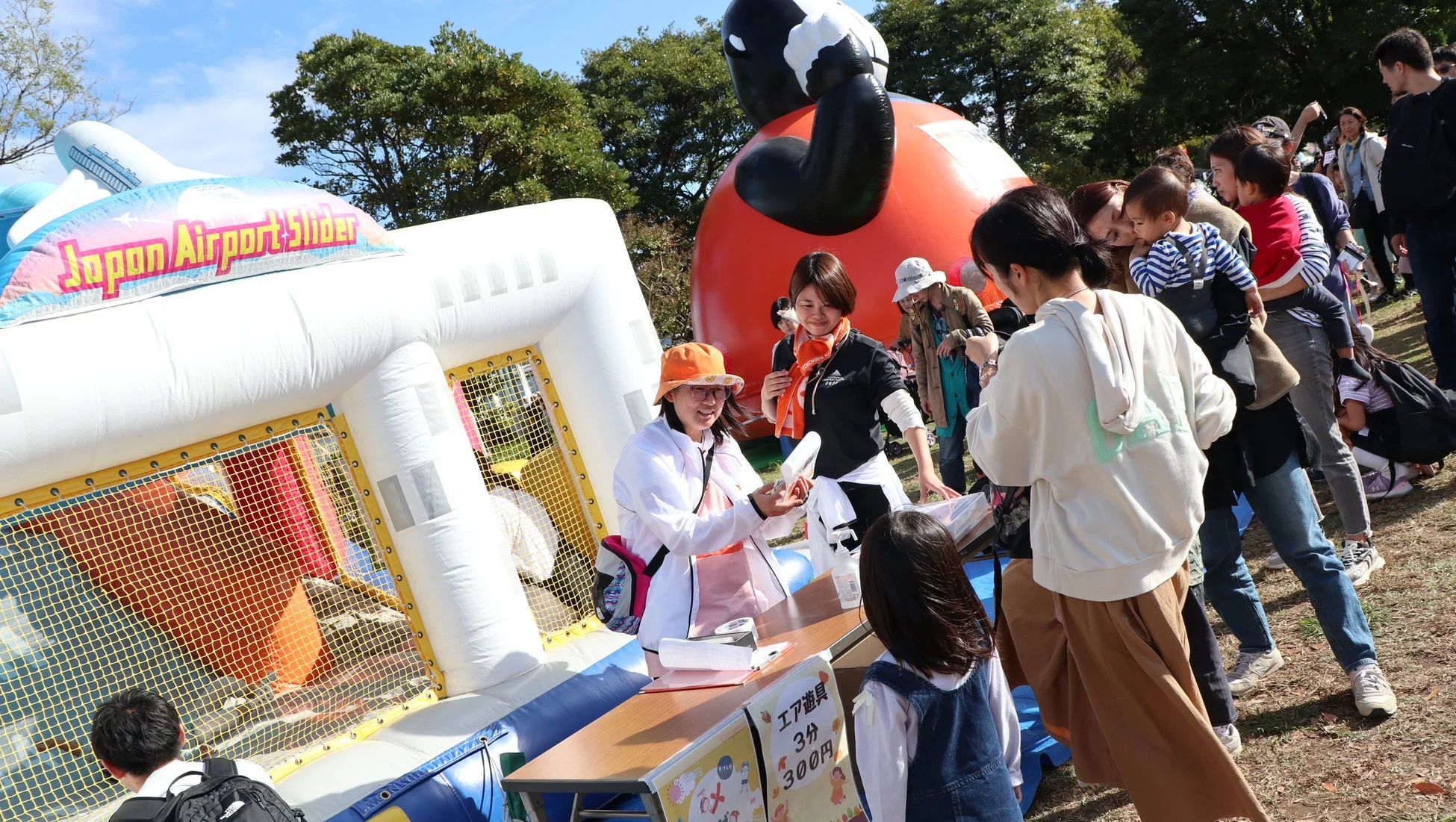 エア遊具「Japan Airport Slider」があり、多くの家族連れや子供たちが賑わう屋外イベントの様子