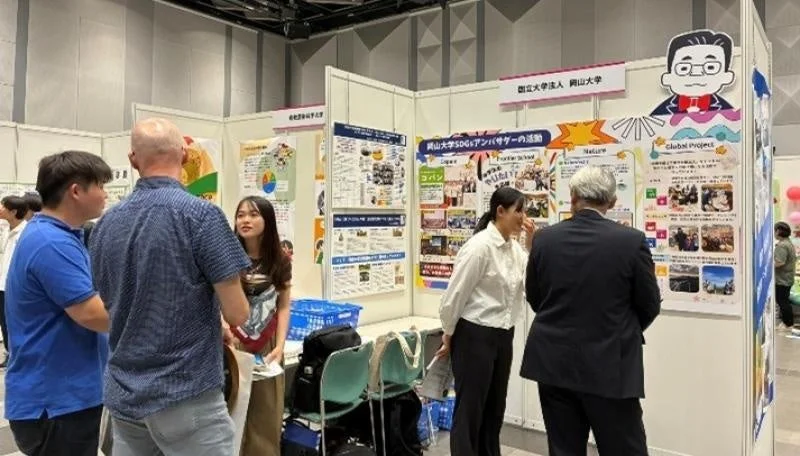 岡山大学のSDGsブースで活動を紹介する学生