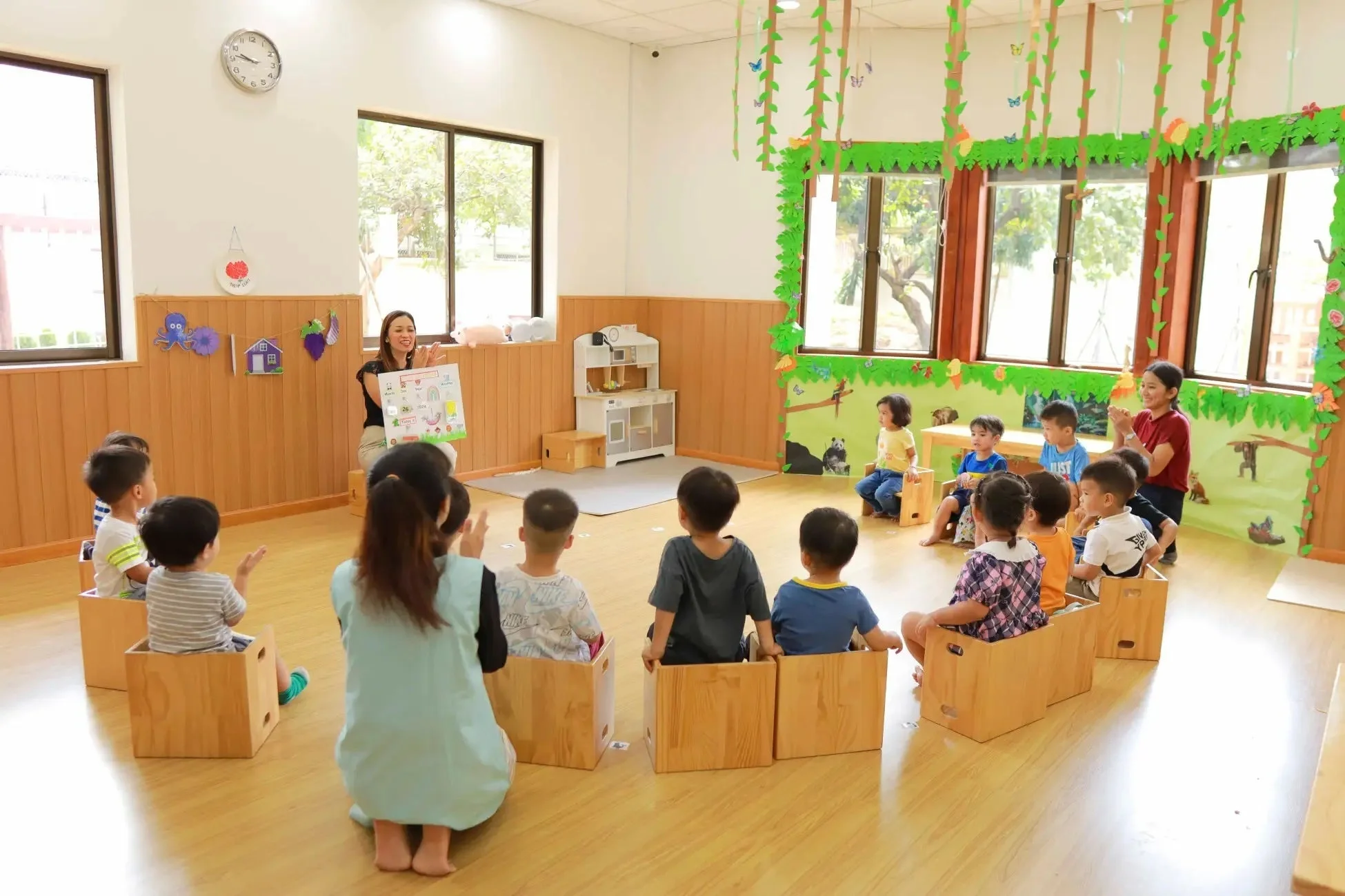 明るい教室で学ぶ子どもたち