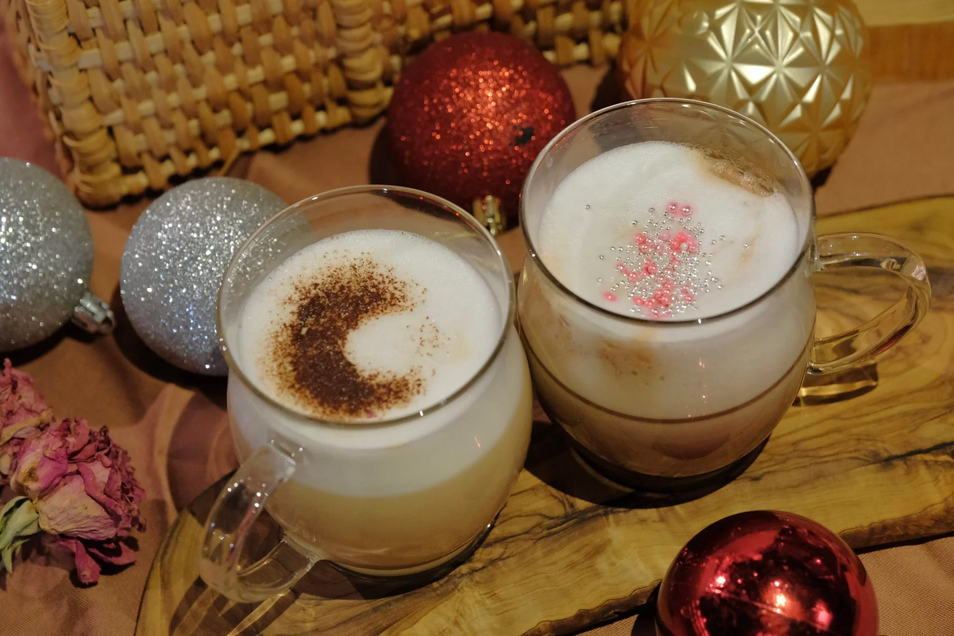 クリスマスオーナメントに囲まれたカフェラテ