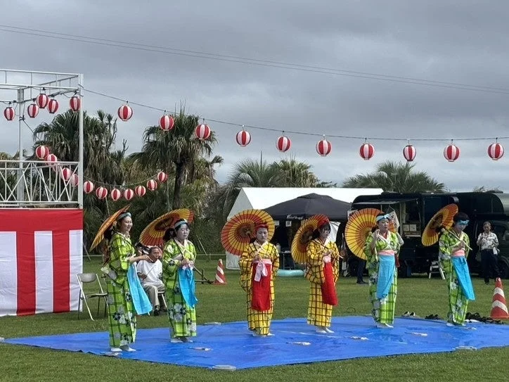 伝統的な踊りを披露する女性たち