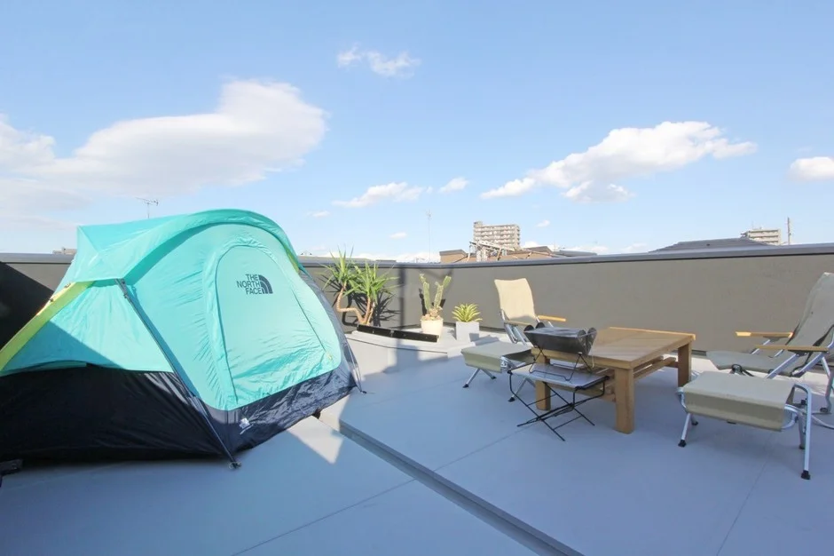 屋上でのキャンプ風景