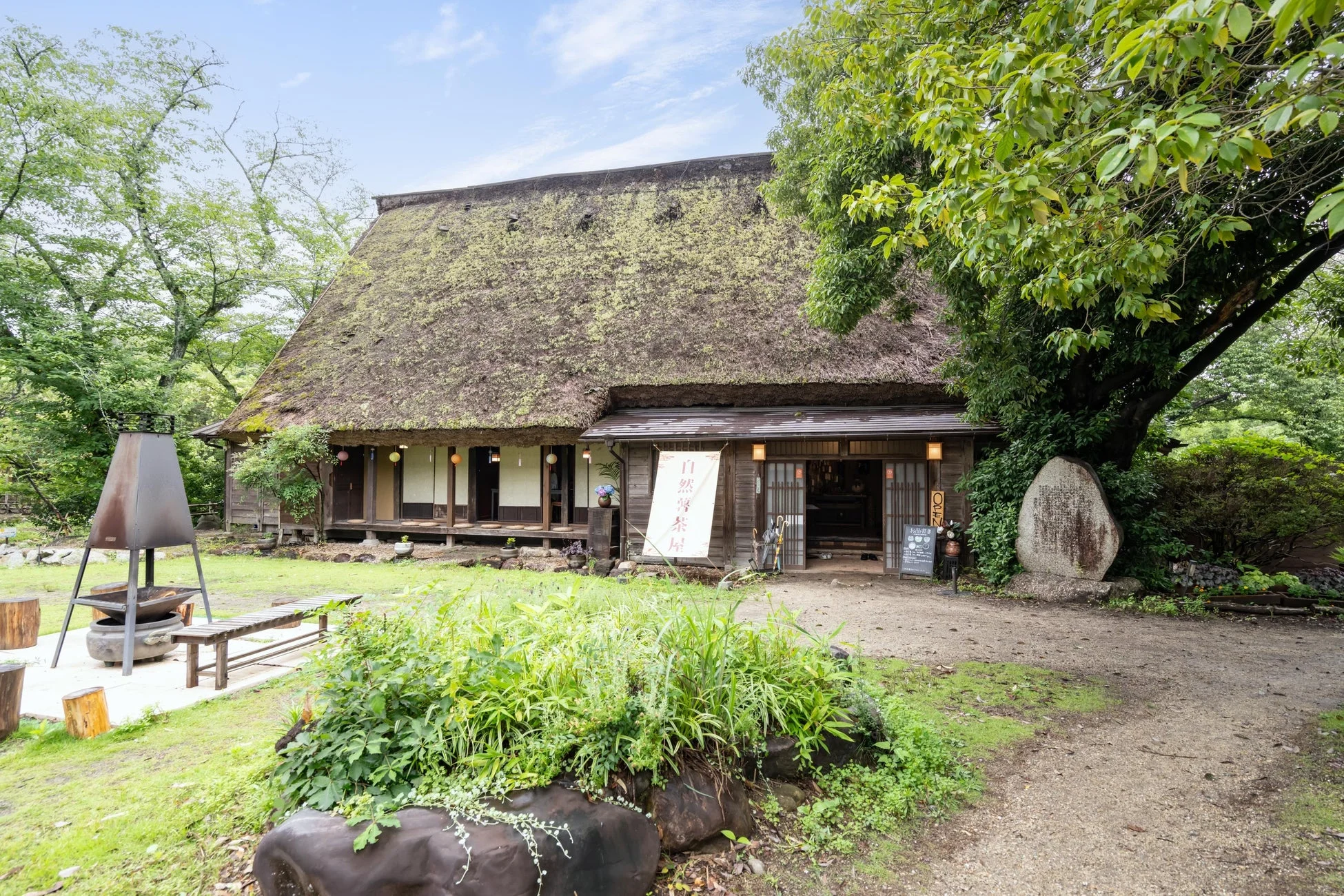 趣のある茅葺屋根の古民家茶屋