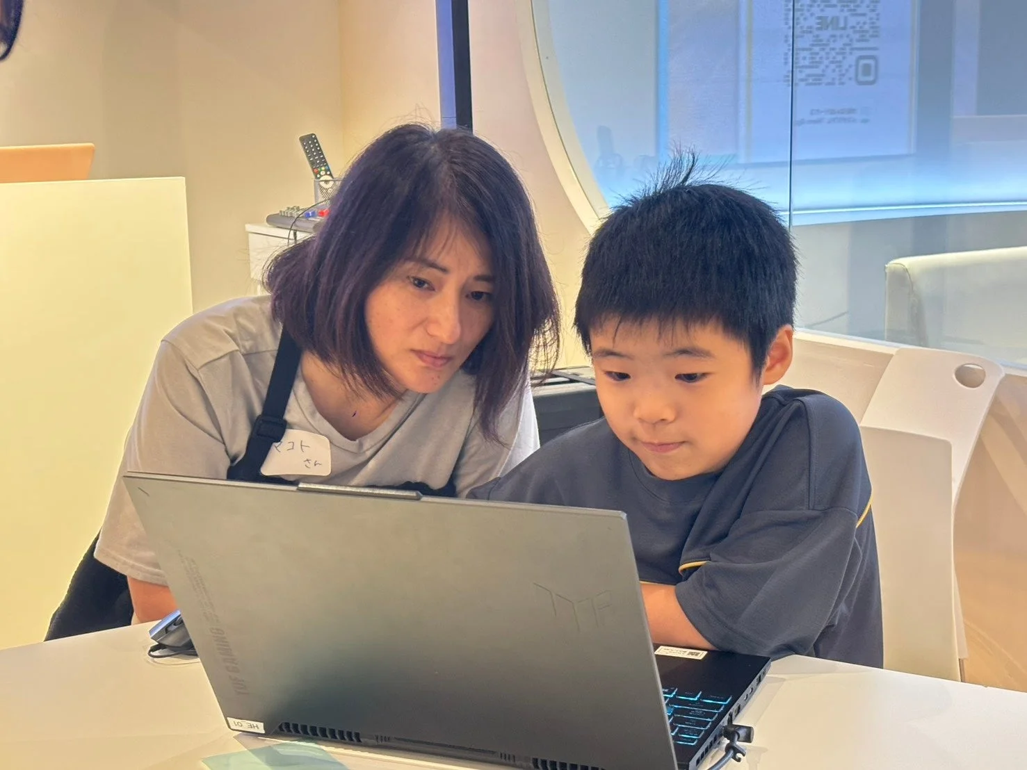 親子でラップトップを見つめる