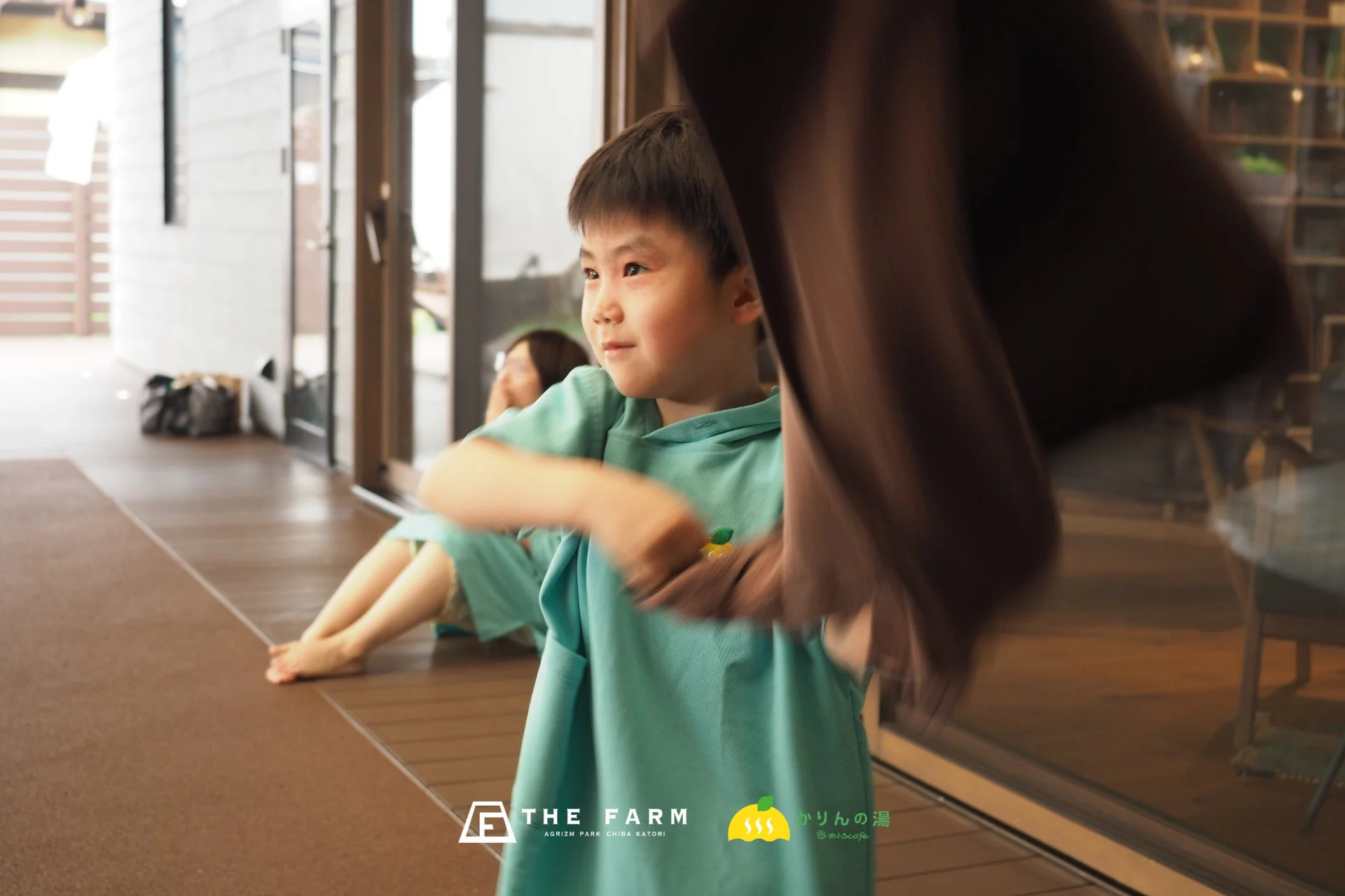屋内でリラックスする子供と大人
