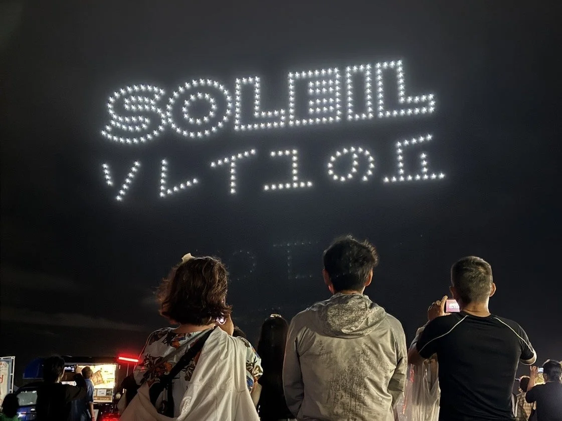 ドローンで描かれた「SOLEIL」と「ソレイユの丘」