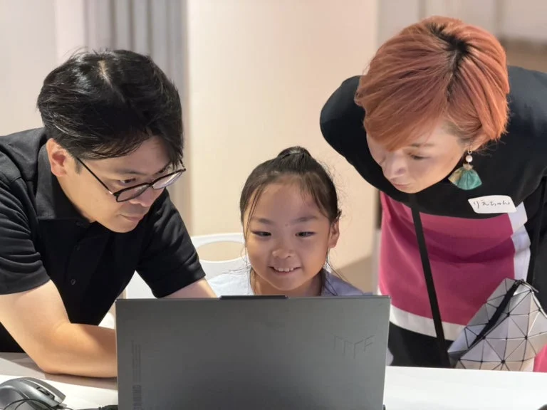 親子でラップトップを囲む