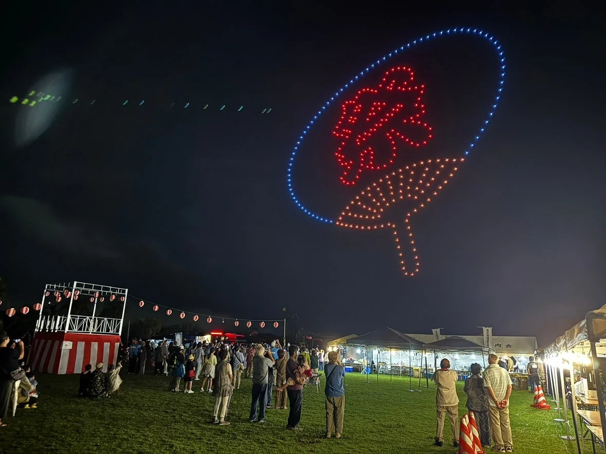 ドローンで描かれた「祭」の文字