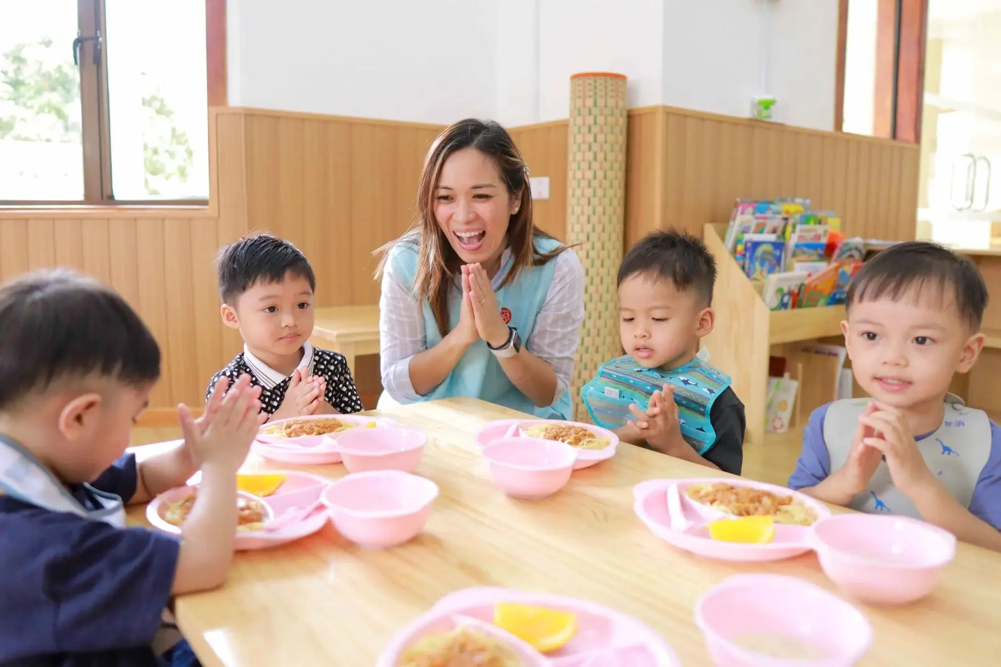 食事前の準備をする子どもたちと先生