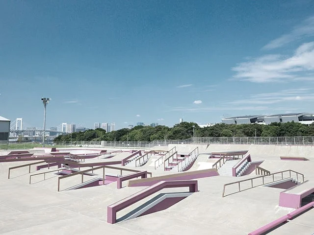 スケートパークと都市の風景