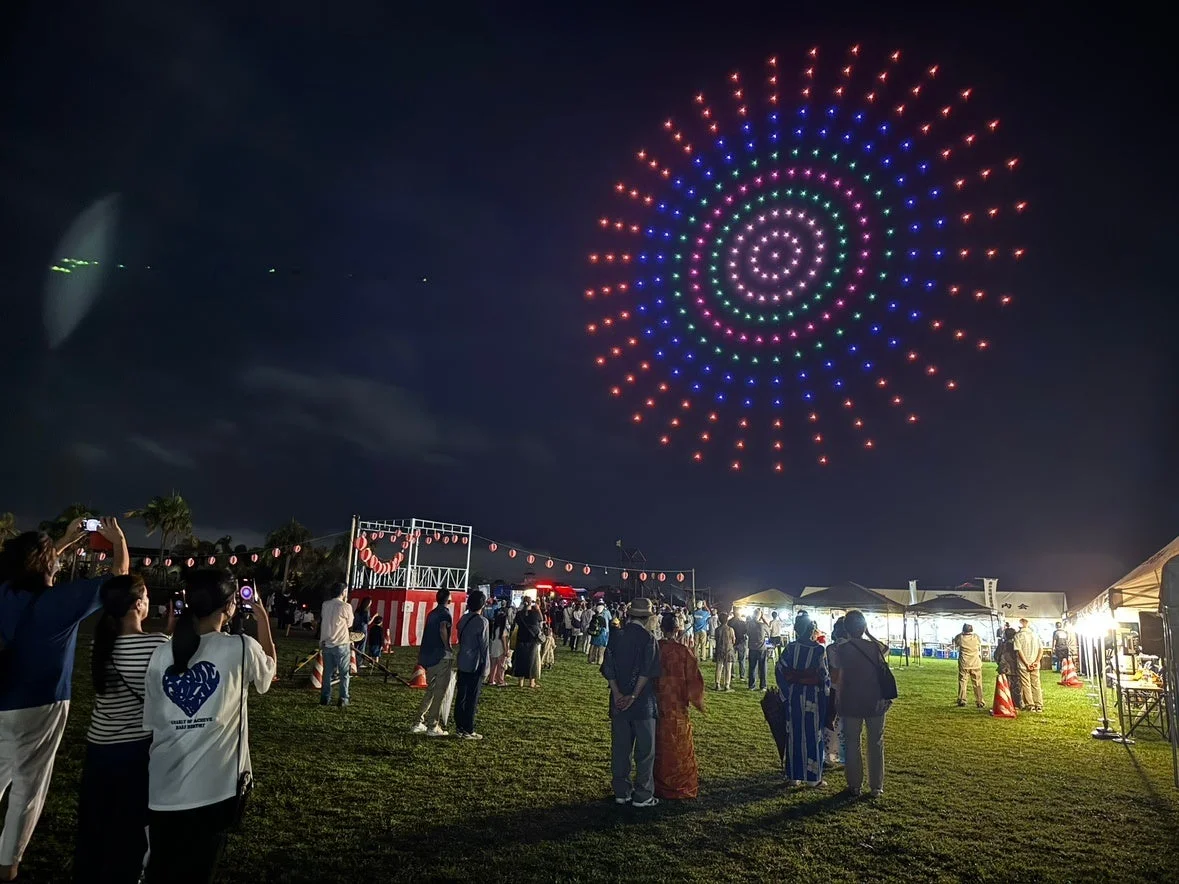 カラフルなスパイラル模様のドローンショー