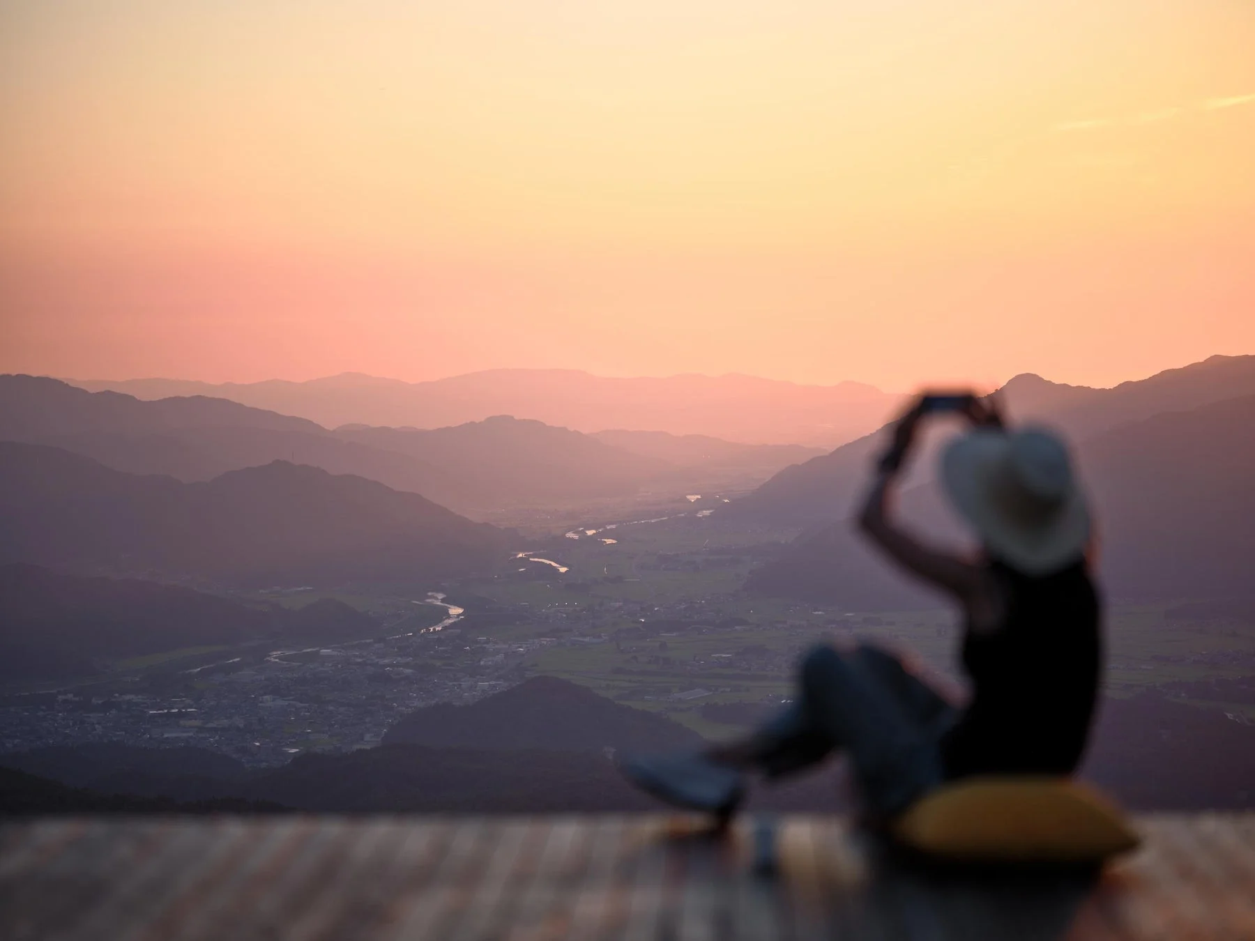 夕陽を撮影する人物