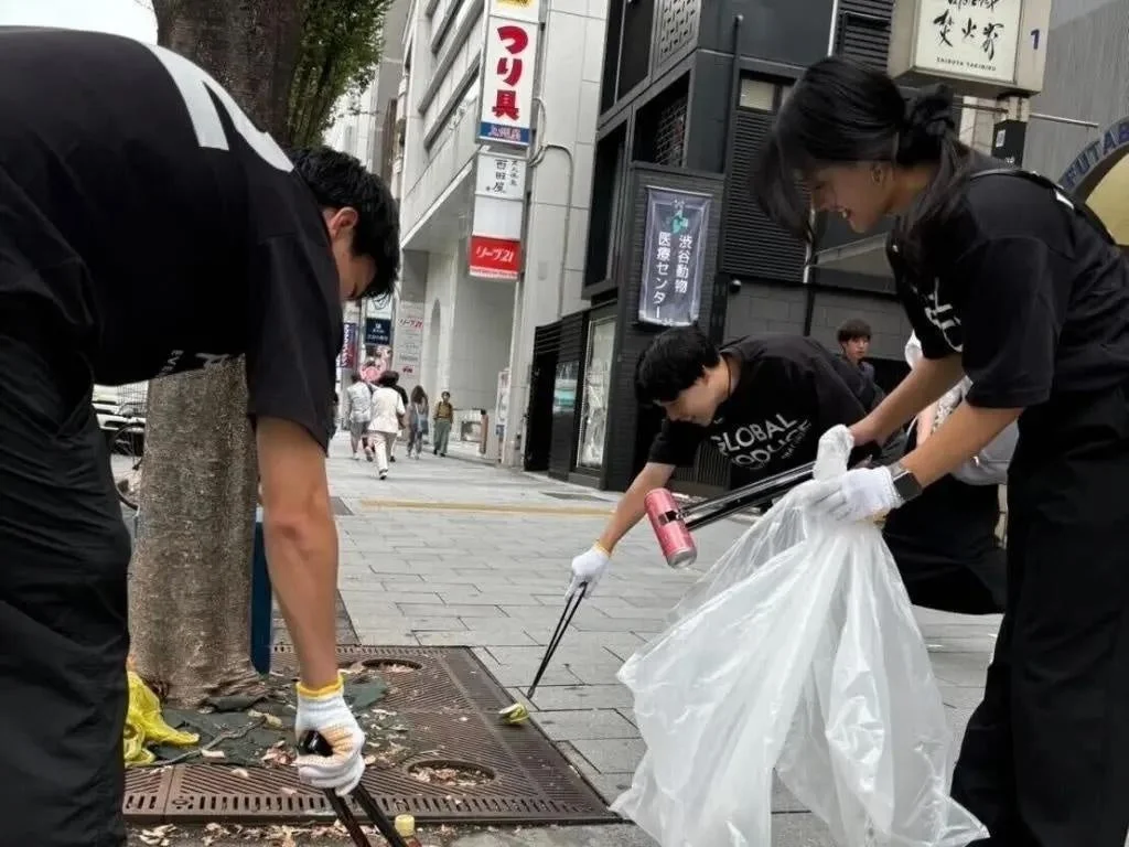 渋谷の街で清掃活動をする人々