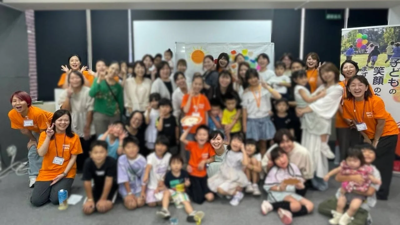 イベントでの集合写真、子供と大人