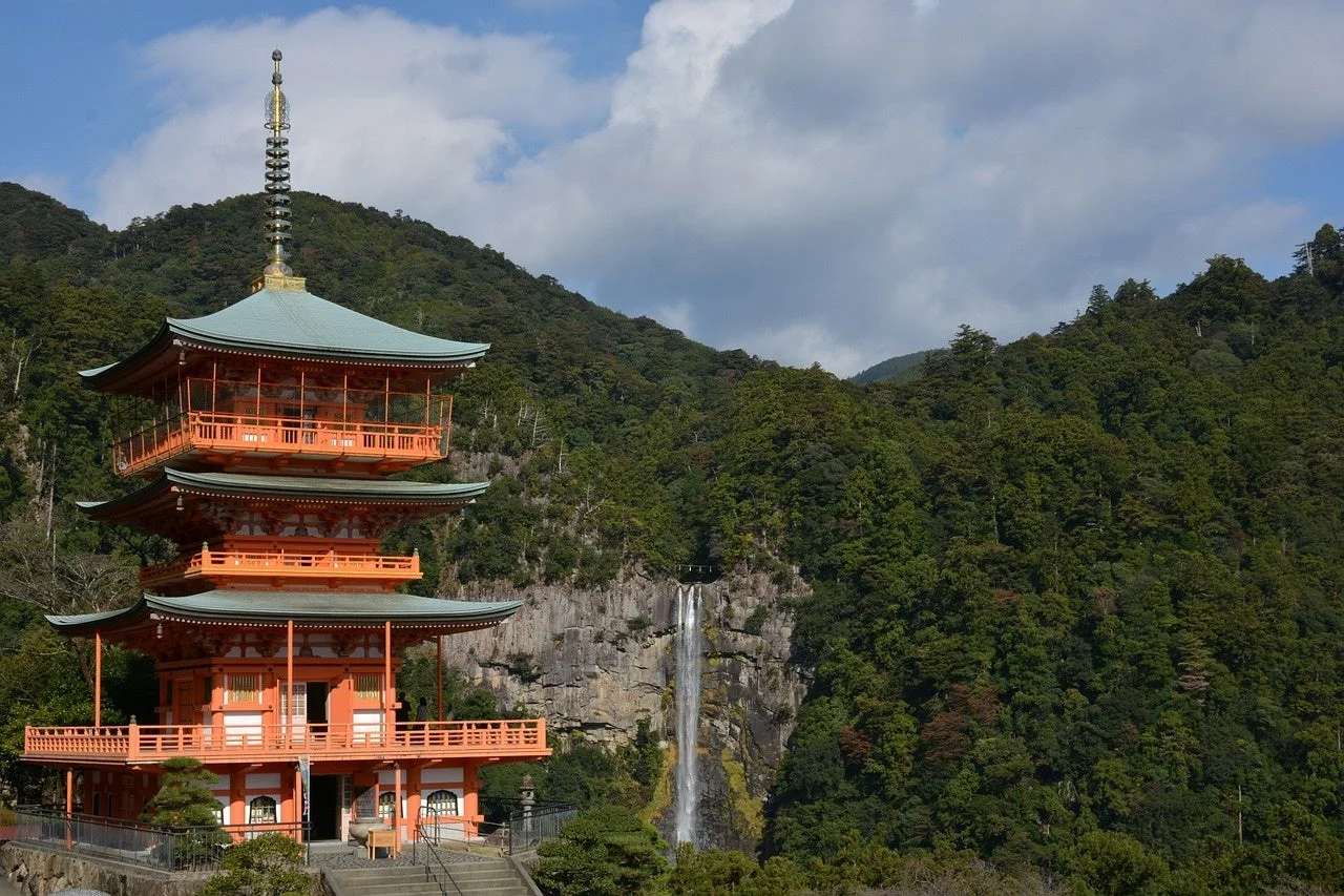 山形県南陽市の滝と三重塔