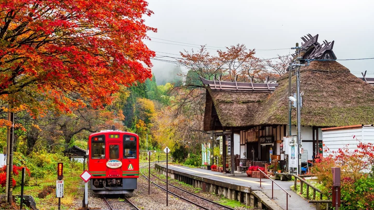 福島県二本松市の茅葺き屋根の駅と紅葉