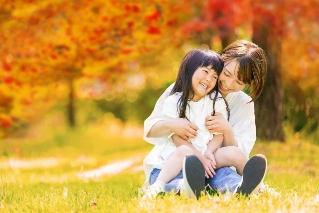 親子が笑顔で抱き合っている写真