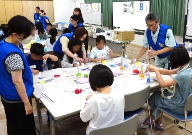 実験に取り組む子どもたち