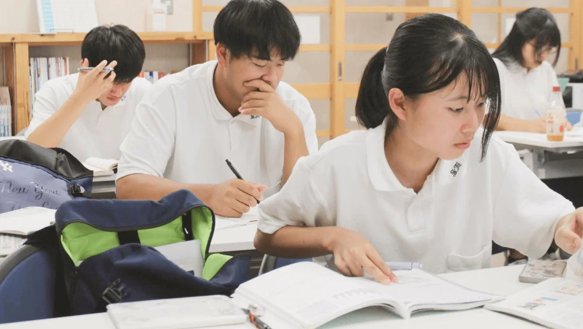 複数の学生が勉強している様子